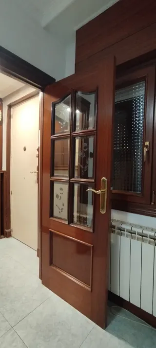 Puerta de madera con cristal