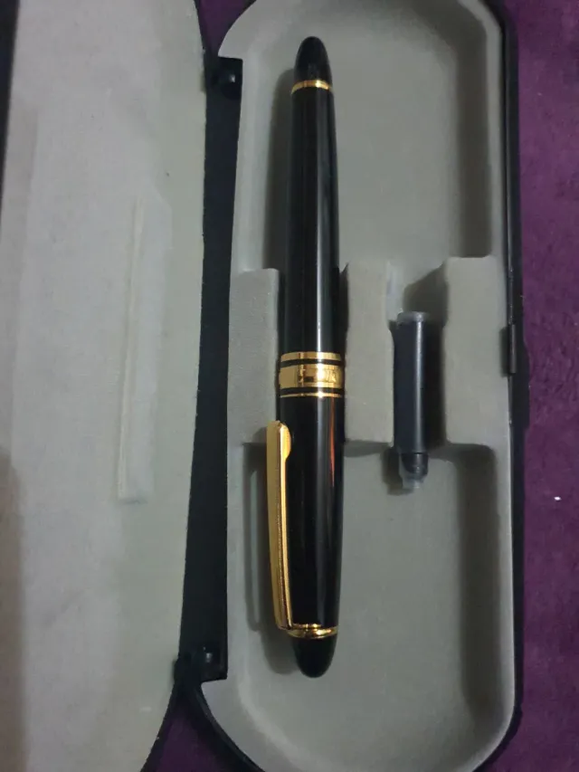 Penna stilografica nera e dorata