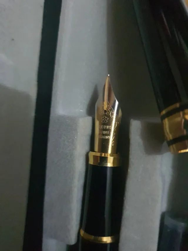 Penna stilografica nera e dorata