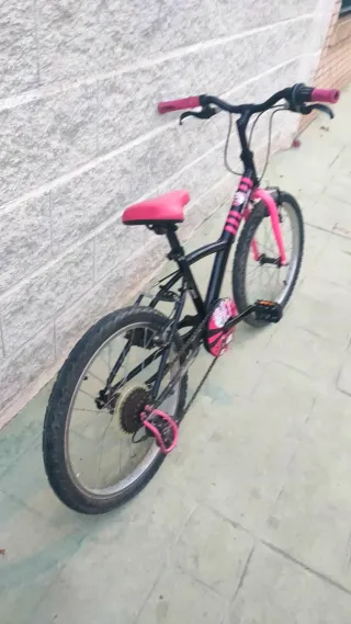 Bicicleta infantil BTWIN rosa y negra