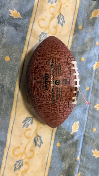 Camiseta NFL + balón junior Wilson oficial.