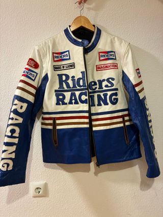 Chaqueta de cuero estilo motero Riders Racing.