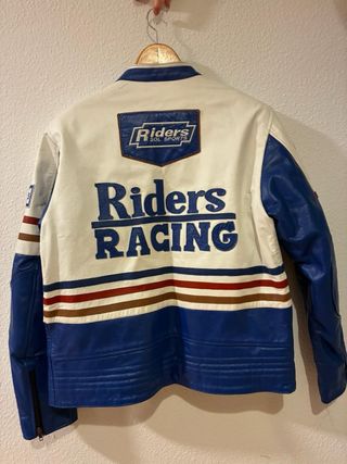 Chaqueta de cuero estilo motero Riders Racing.