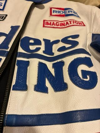 Chaqueta de cuero estilo motero Riders Racing.