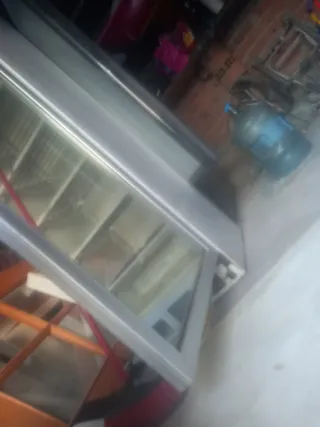 Congelador vertical en  buen estado  le falta  gas