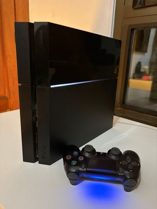 PS4 (PlayStation 4) Negra + dos mandos