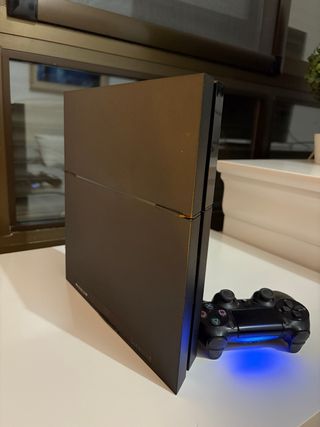 PS4 (PlayStation 4) Negra + dos mandos