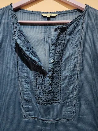 Blusa azul con detalles de encaje