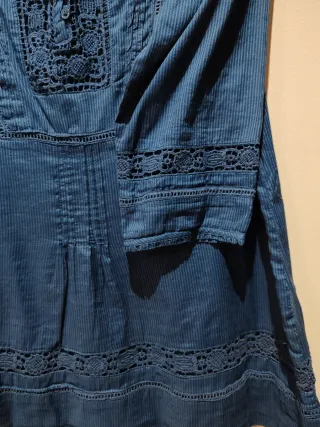 Blusa azul con detalles de encaje