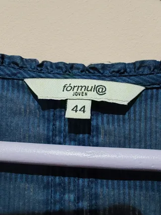 Blusa azul con detalles de encaje