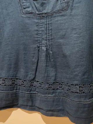 Blusa azul con detalles de encaje