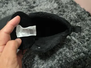 Botas de montaña negras y multicolor