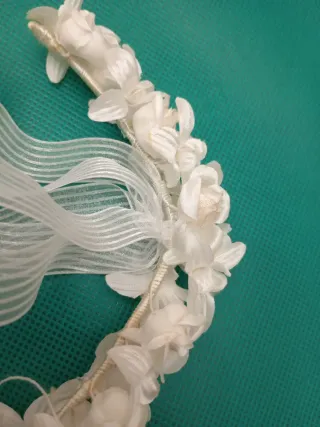 Tocado flores tela blanco (Mod. 12)