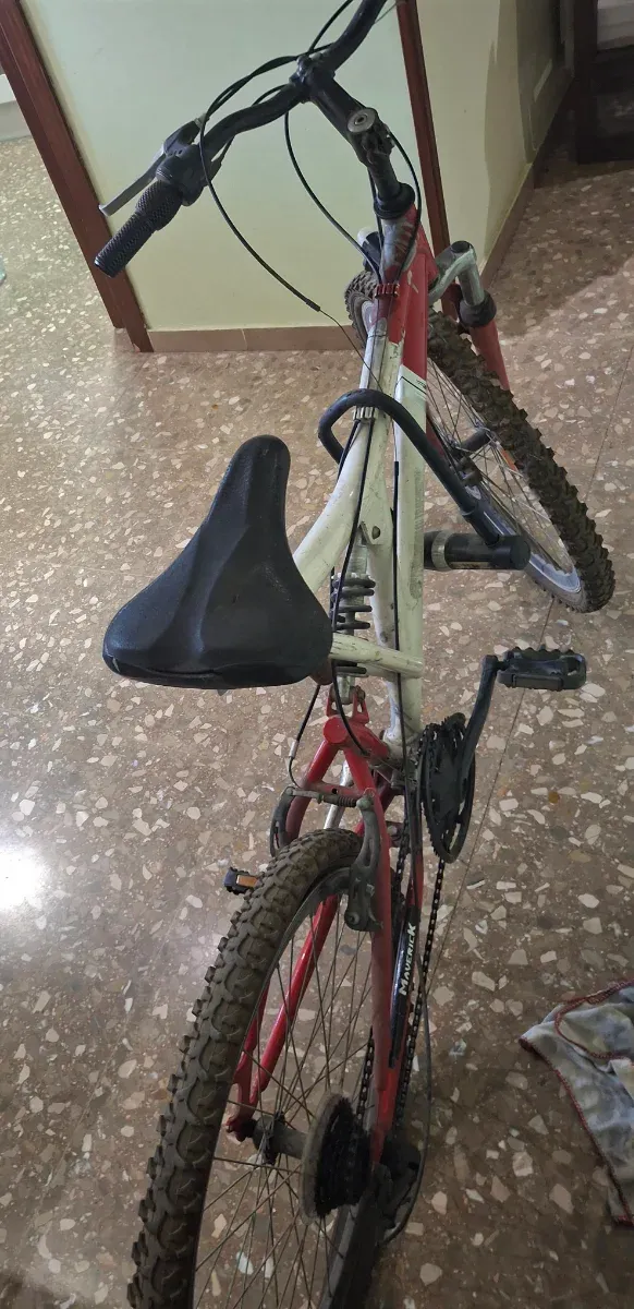 Bicicleta de montaña roja y blanca