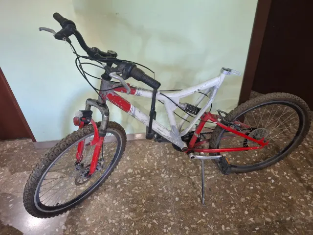 Bicicleta de montaña roja y blanca