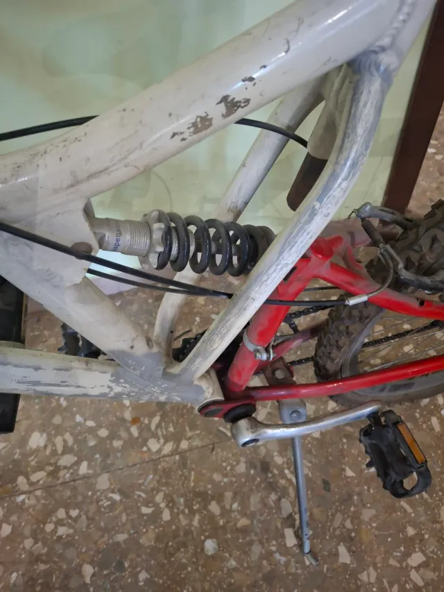 Bicicleta de montaña roja y blanca