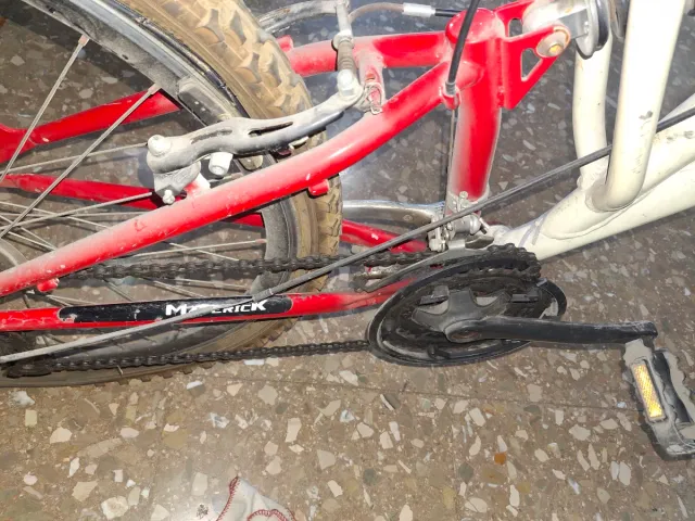 Bicicleta de montaña roja y blanca