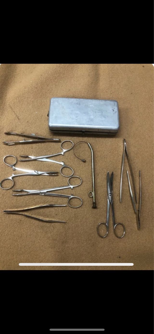 Estuche antiguo con instrumental