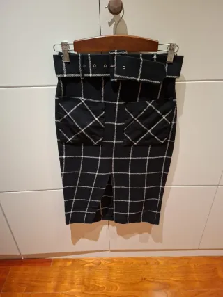 Falda midi a cuadros con cinturón