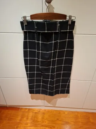 Falda midi a cuadros con cinturón
