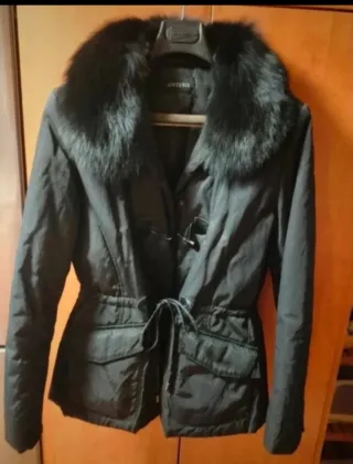 Chaqueta acolchada Síntesis con cuello de pelo