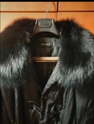 Chaqueta acolchada Síntesis con cuello de pelo