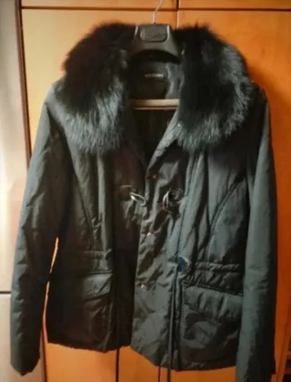 Chaqueta acolchada Síntesis con cuello de pelo