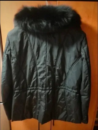 Chaqueta acolchada Síntesis con cuello de pelo