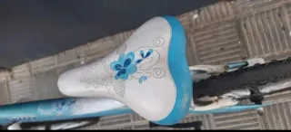 Bicicleta infantil azul con cesta