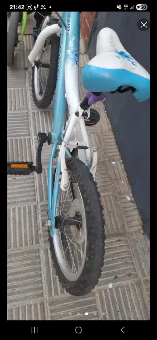 Bicicleta infantil azul con cesta