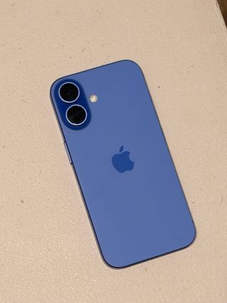 iPhone 16 azul/lila