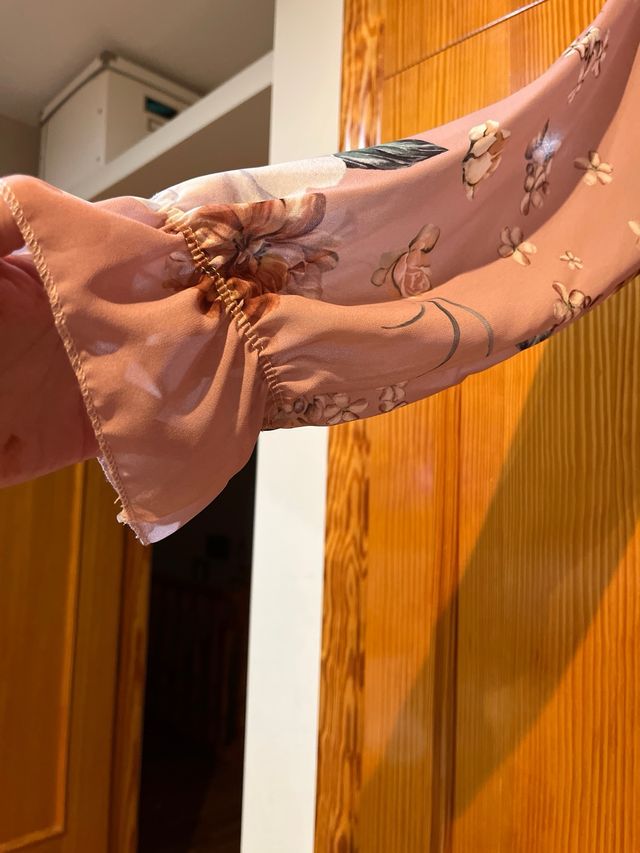 Vestido estampado floral manga larga.