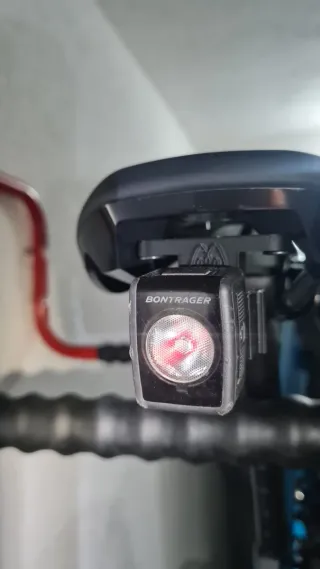 Soporte luz trasera BONTRAGER para sillin cube