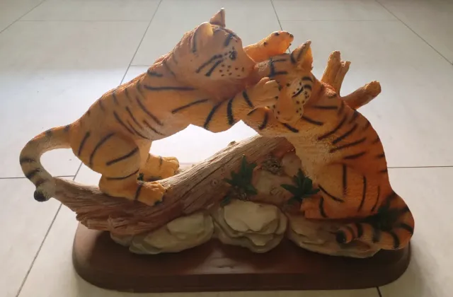 Figura di due tigri che giocano