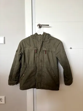 Abrigo verde con capucha para niño