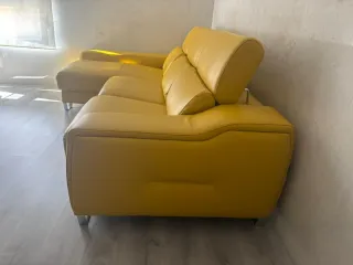 Sofá de piel amarillo