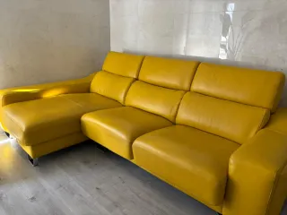 Sofá de piel amarillo