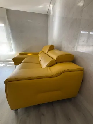 Sofá de piel amarillo