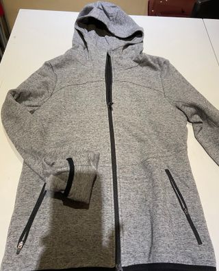 Sudadera Decathlon gris con capucha