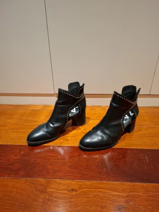 Botín Negro con Tachuelas y Abertura