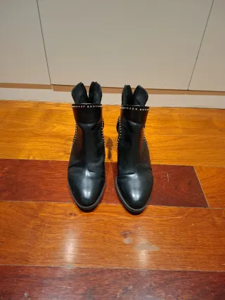 Botín Negro con Tachuelas y Abertura