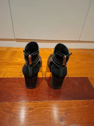 Botín Negro con Tachuelas y Abertura