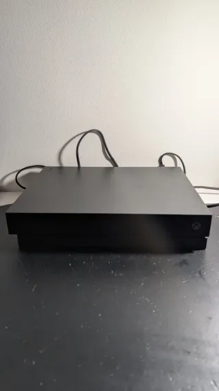 Xbox One X + 3 Juegos