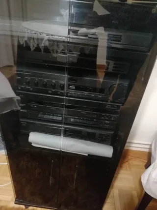 Equipo de música con tocadiscos y mueble