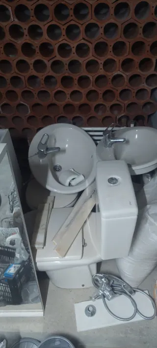 Artículos de baño: lavabo, inodoro y grifería