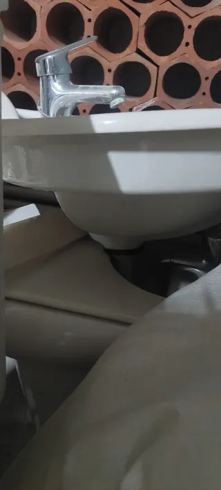 Artículos de baño: lavabo, inodoro y grifería