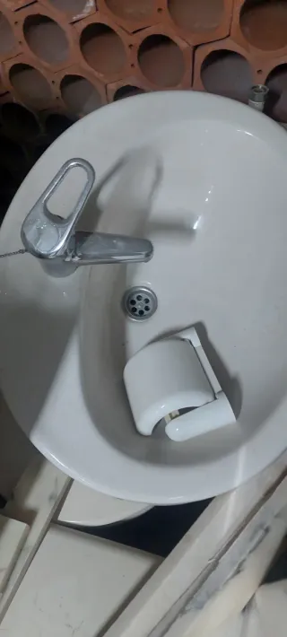 Artículos de baño: lavabo, inodoro y grifería