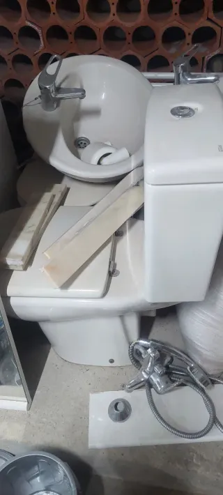 Artículos de baño: lavabo, inodoro y grifería