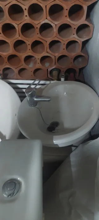 Artículos de baño: lavabo, inodoro y grifería