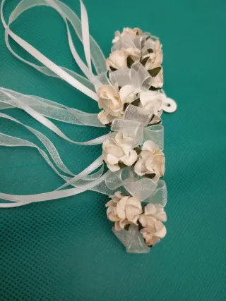 Tocado flores tela beige y blanco (Mod. 13)